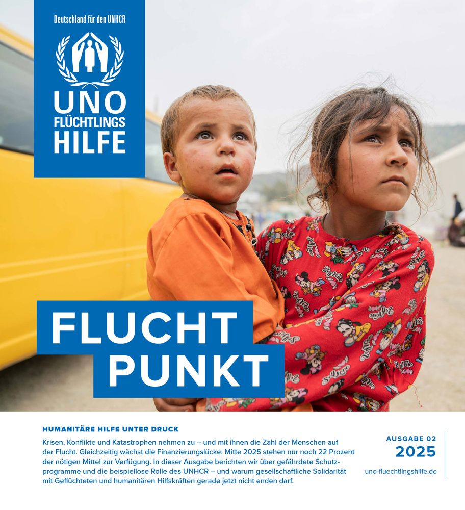 Titelbild des Spendermagazins FLUCHTPUNKT der UNO-Flüchtlingshilfe: Zwei geflüchtete Kinder stehen im Vordergrund. Das ältere Mädchen trägt ein kleineres Kind auf dem Arm. Beide blicken nachdenklich und wachsam in die Ferne. Im Hintergrund ist ein gelber Bus zu sehen. Das Bild steht für Schutzbedürftigkeit und Hoffnung.