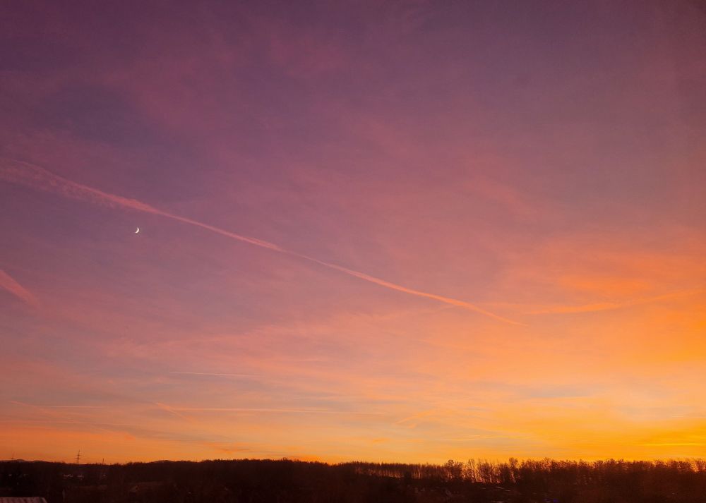 Barevný západ slunce se srpkem Měsíce