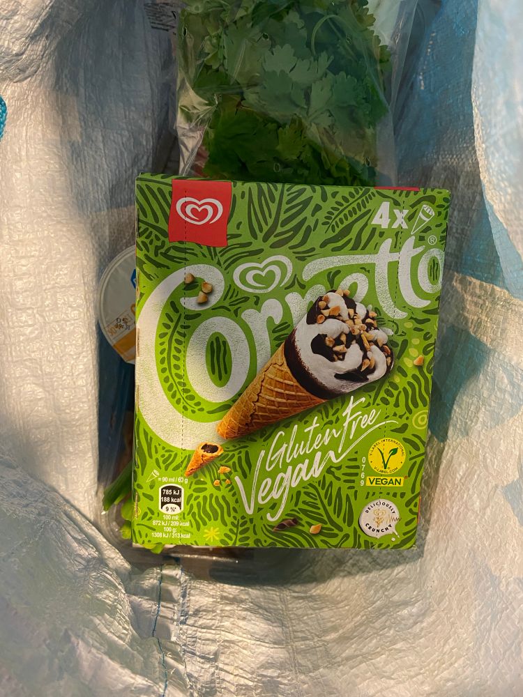 Een doos met vegan Ola cornetto’s in een boodschappentas. 