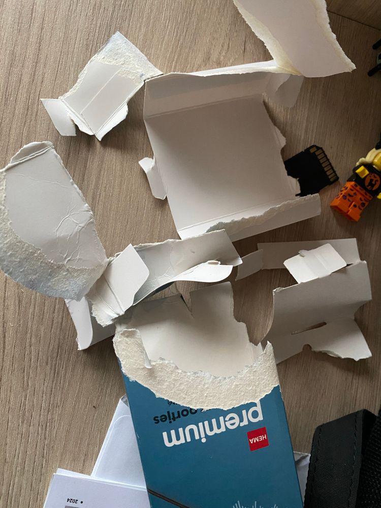 Een moeilijk te open verpakking van Hema oortjes vakkundig geslacht door mij. De verpakking ligt in delen uit een. 
