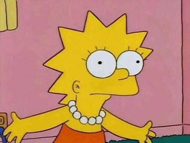 Lisa Simpson, desenho menina estilizada, amarel, com cabelo pontudo olhos redondos brancos arregalados, colar de pérolas e vestido laranja. Ela esta com uma expressão de indignação com os braços abertos.