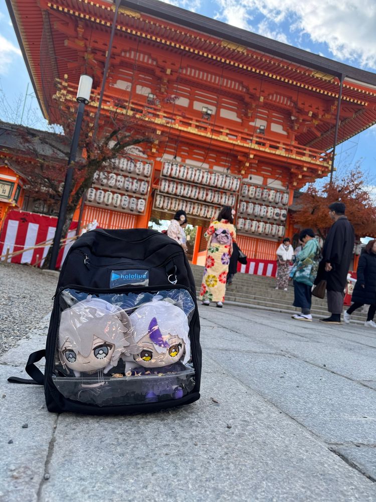 Botan and Laplus mingling with the crowd in Yasaka Shrine.