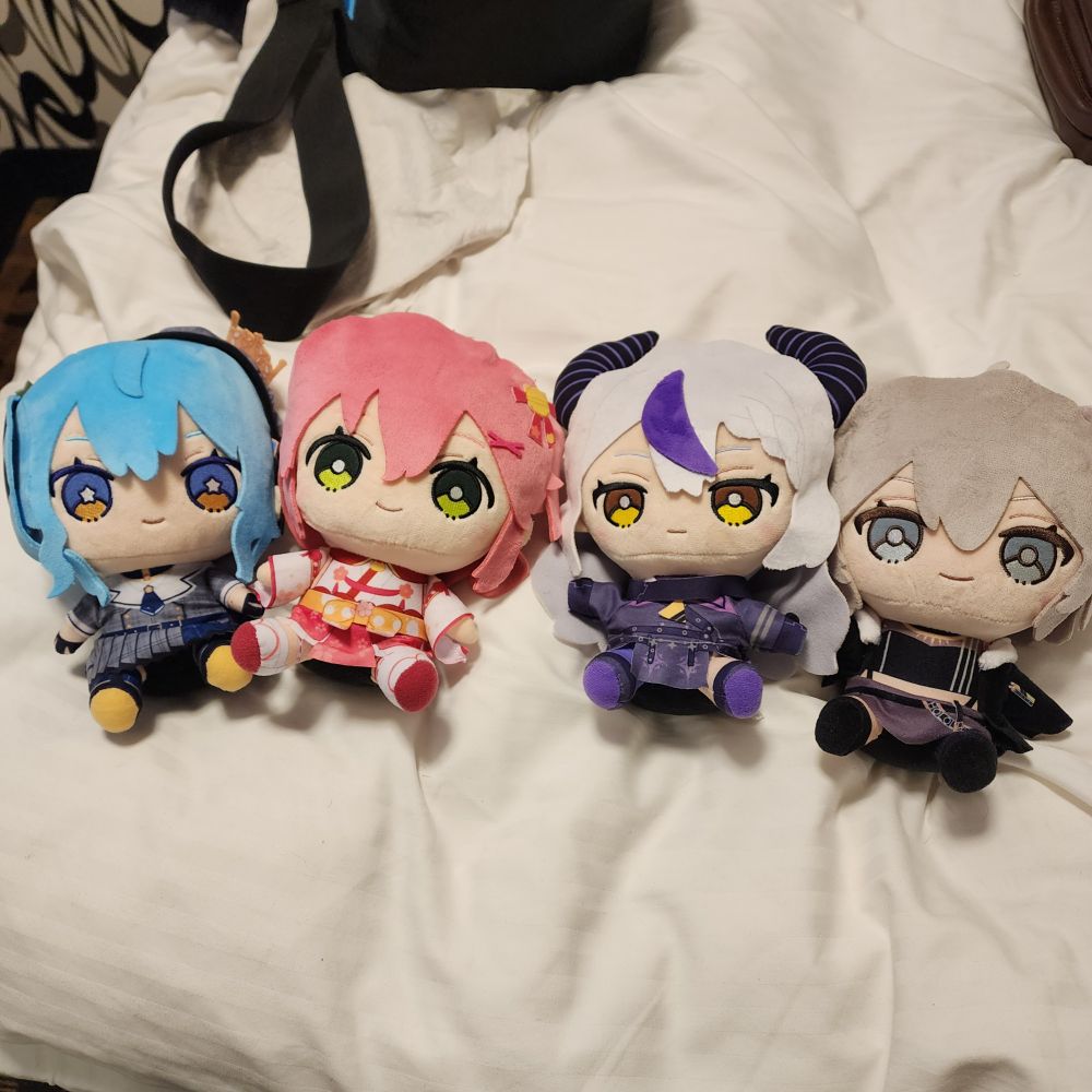 Suisei, Miko, Laplus, and Botan friends with you plushies. This is why I brought a 2nd backpack in my suitcase.