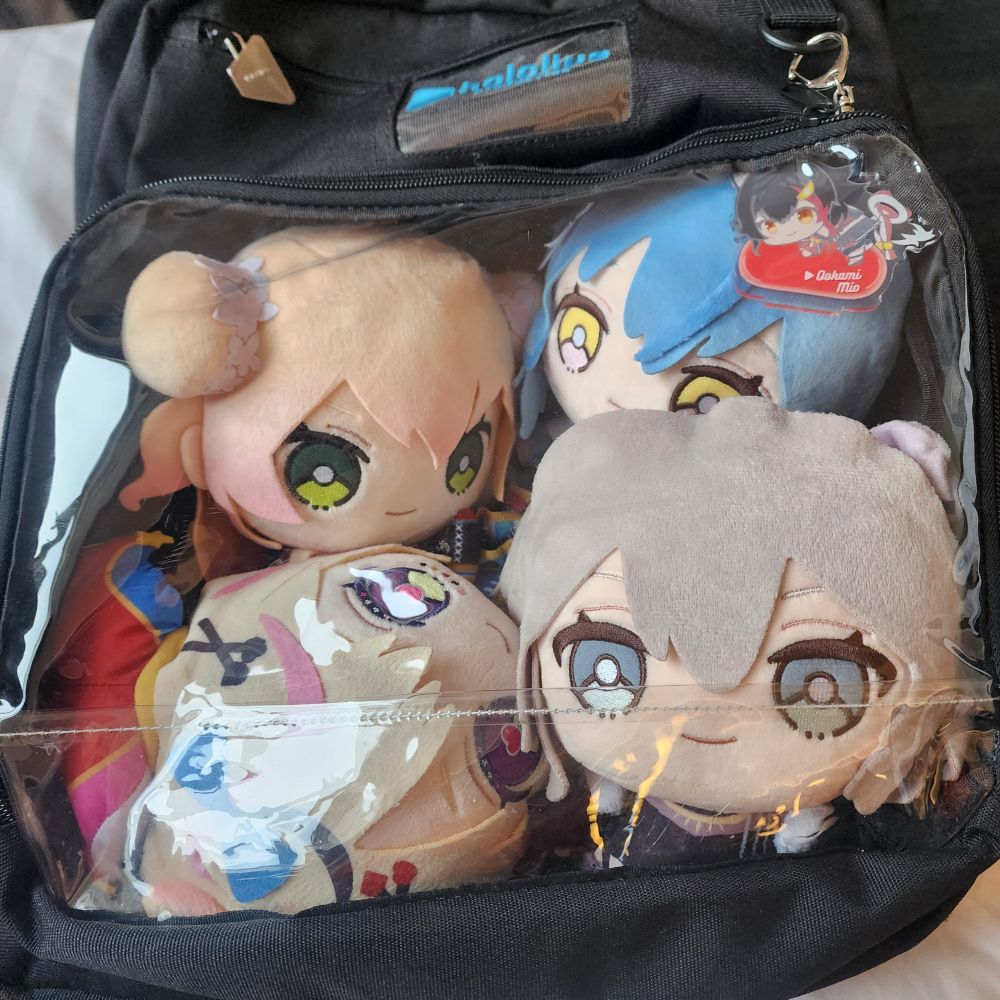 My Nenechi, Polka, Lamy, and Botan plushies stuffed into my Oshikatsu Bag Window  pocket.

Polka looks pretty comfy, right?