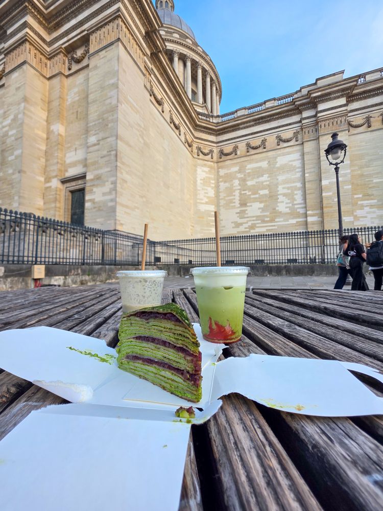 Mille crêpes, 2 boisons et le panthéon en arrière plan