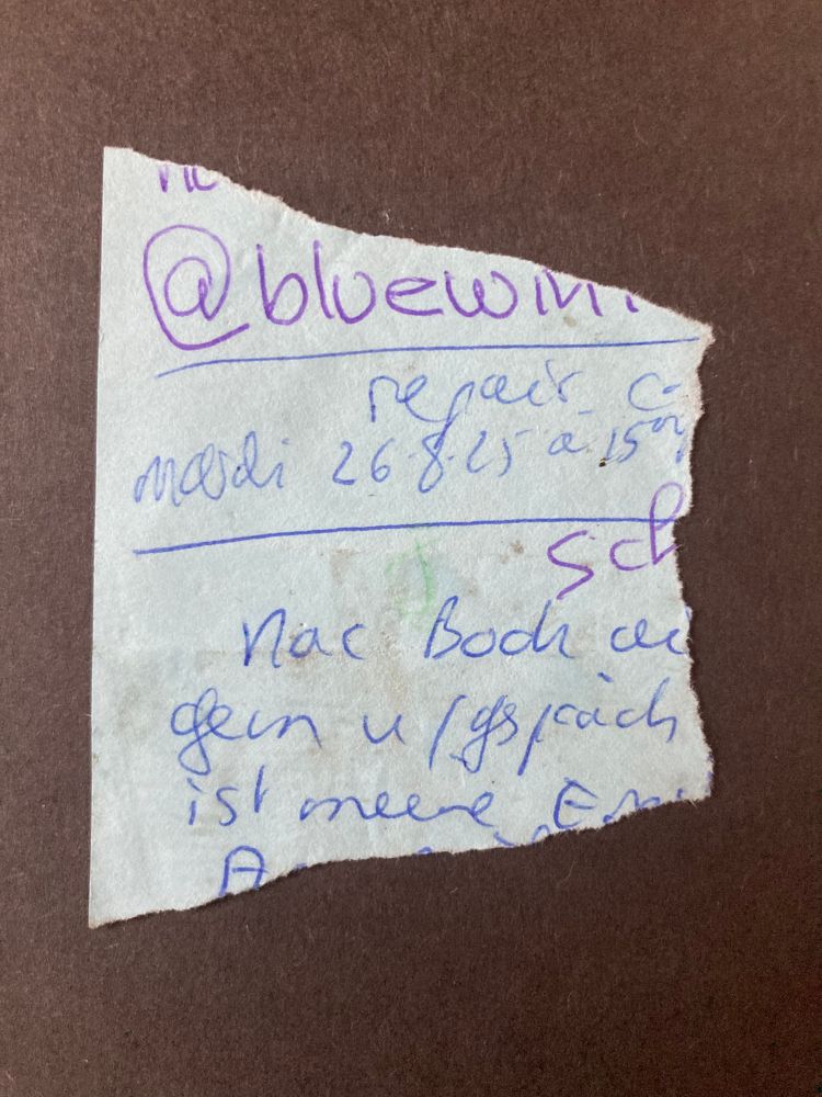 Billets trouvés, Vol. 202. Mehr ein Fetzen als ein Zettel, aber mit dem Versprechen eines reichen, erfüllten Lebens. Es geht um Bluewin-E-Mails, was etwas über das Alter der Zettelschreibenden aussagt, eine typisch Berner Interjektion auf Französisch, dann Dinge über ein MacBook. Auch ein Gespräch wird angedacht.