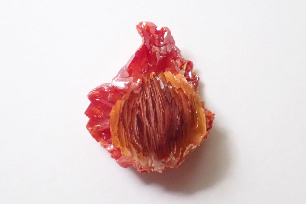 バナジナイトとバライトが共生する鉱物標本の写真