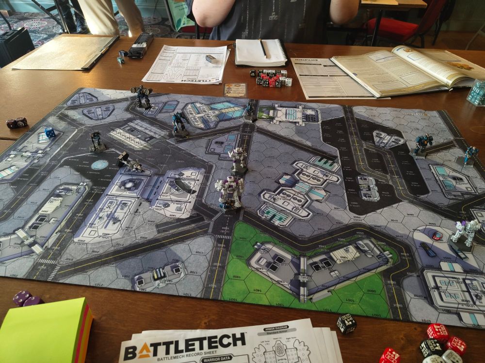 Free Worlds Guards Mechs move up the central road whilst the Mercs sweep around the outside 
