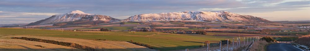 A panoramic photograph of the snow-capped Lomond Hills.