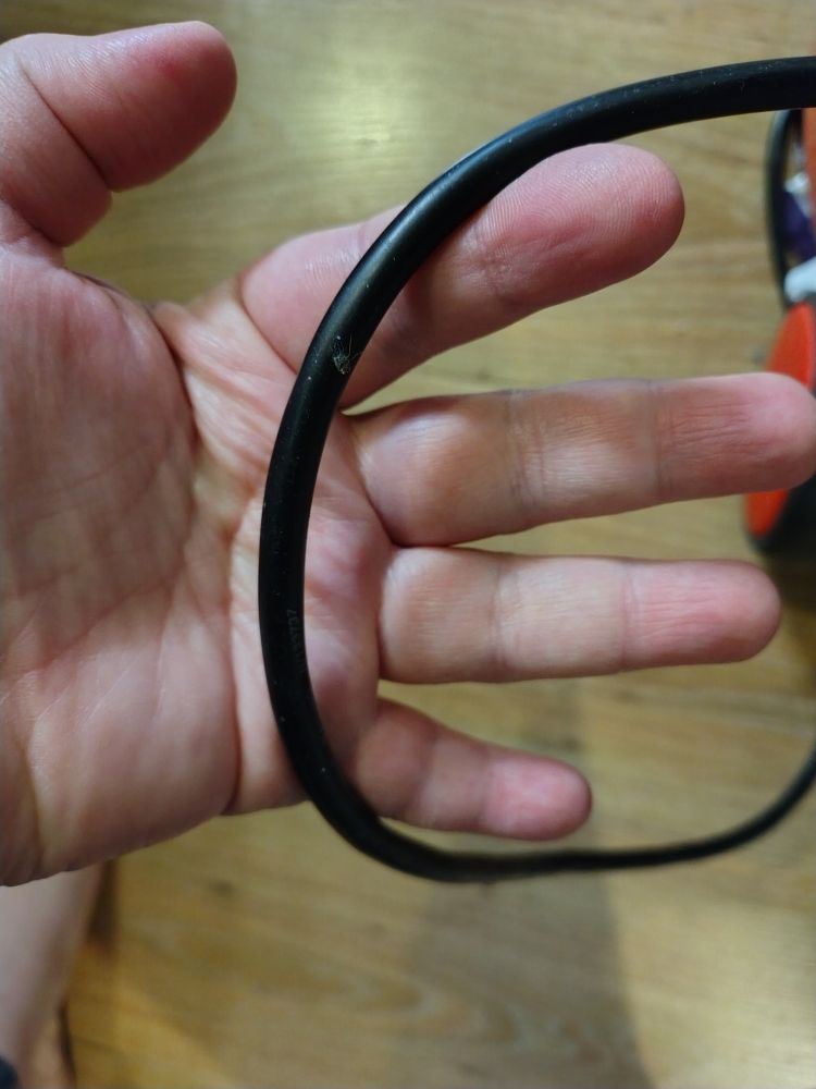 A power cord of over 0.5cm diameter