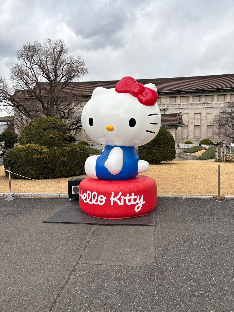 博物館前に設置されているハローキティの写真。