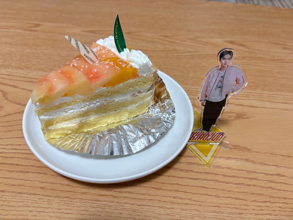桃のショートケーキとシャオジュンのアクリルスタンド
