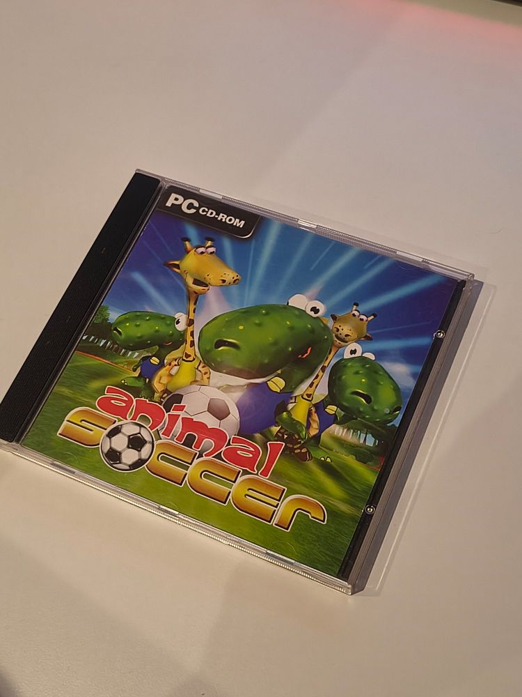Caratula de un videojuego antiguo de pc llamado animal soccer