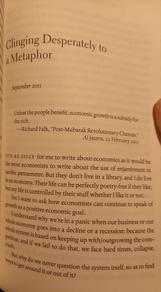 Foto einer Seite des Buches "No Time To Spare" mit dem Kapitel "Clinging Desperately to a Metaphor" 
Frage (kurz in meinen Worten), warum wirtschaftliches Wachstum nötig ist. Text gibt es online: https://www.ursulakleguin.com/blog/33-clinging-desperately-to-a-metaphor