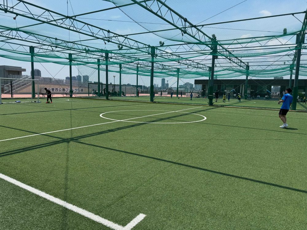 小菅西公園フットサル場でフットサル
