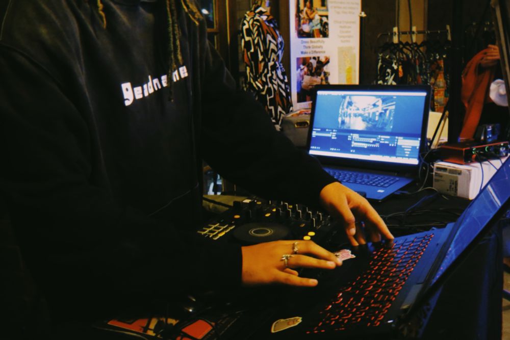 Kaash messing with her laptop mid set, probably fixing something. 