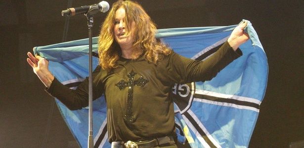 Ozzy Osbourne segurando uma bandeira do Grêmio