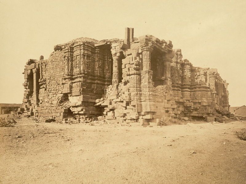 Ruinas del templo de Somnath en 1869.