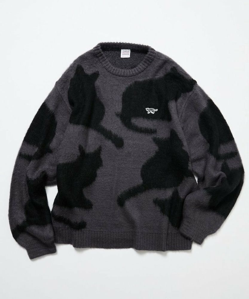 大きな黒猫が何匹もいる柄の濃い灰色のセーター