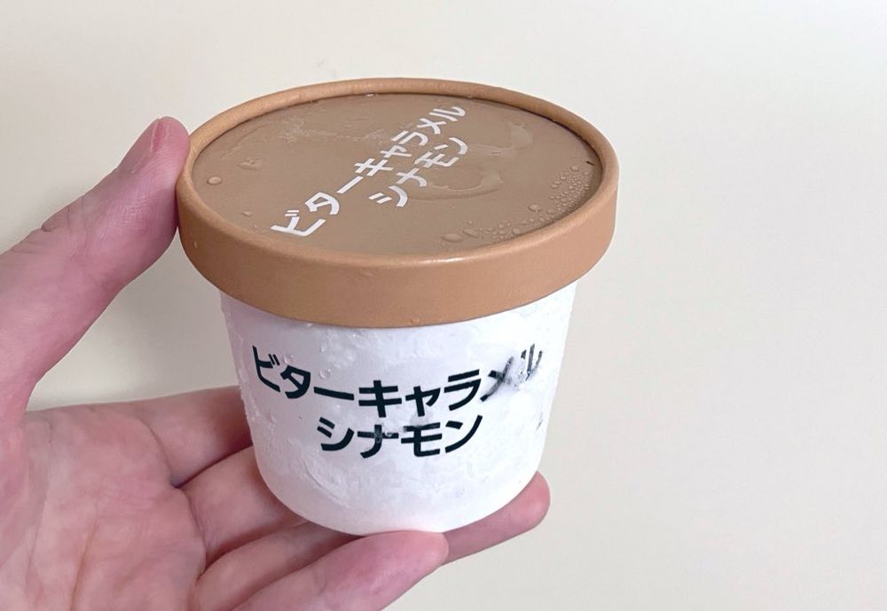 オーケーストアのビターキャラメルシナモンアイスを持つ私の手