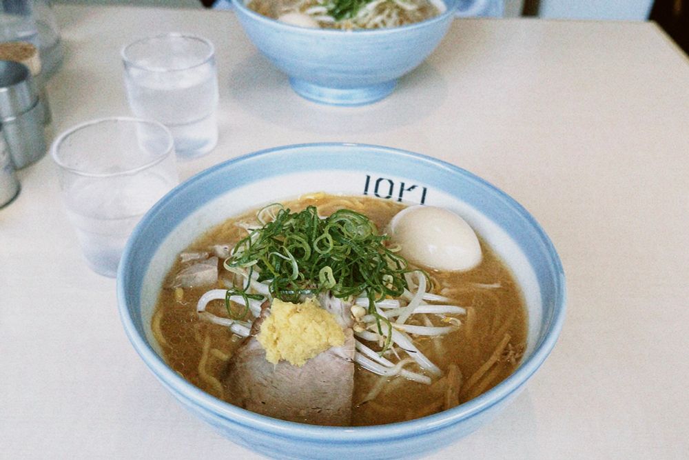 すみれから暖簾分けした味噌ラーメン。生姜と味玉乗せ。