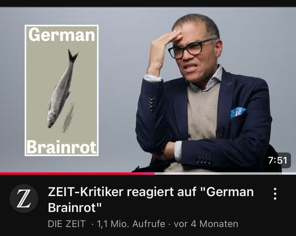 Titelbild des YouTube-Videos der ZEIT „ZEIT-Kritiker reagiert auf "German
Brainrot"“: Ijoma Mangold schaut ein Meme an, halt sich den Kopf und zieht eine Grimasse.