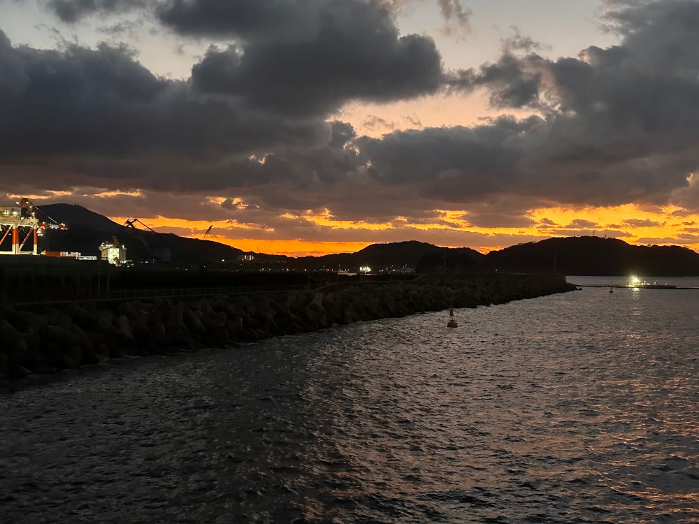 夕闇せまる港の情景