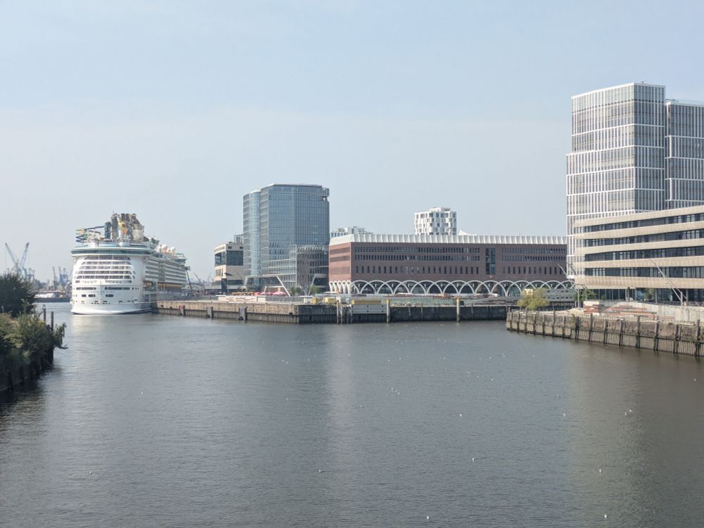 Westfield Hamburg im Überseequartier, daneben die Independence of the Seas