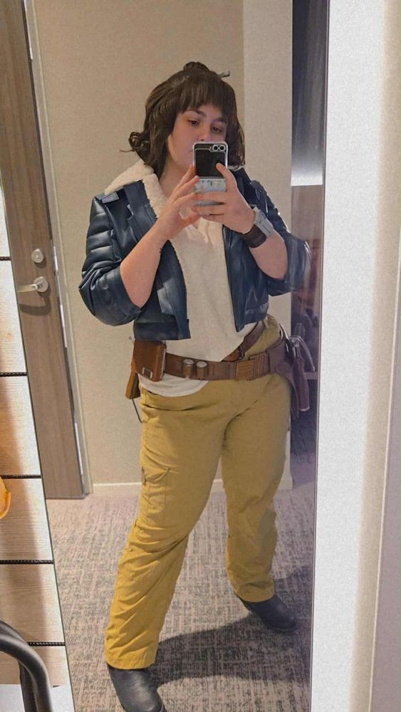 a mirror selfie of chloe dressed in her kay vess cosplay from star wars outlaws