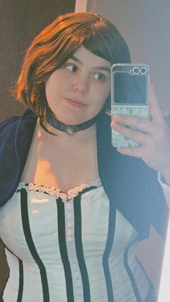 A mirror selfie of chloe dressed as Elizabeth 