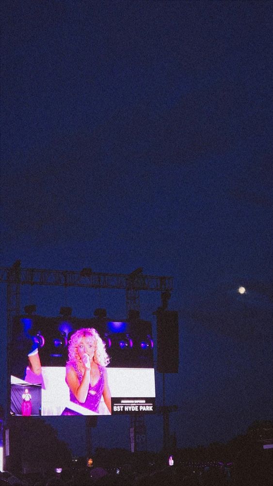 A picture of sabrina carpenter 