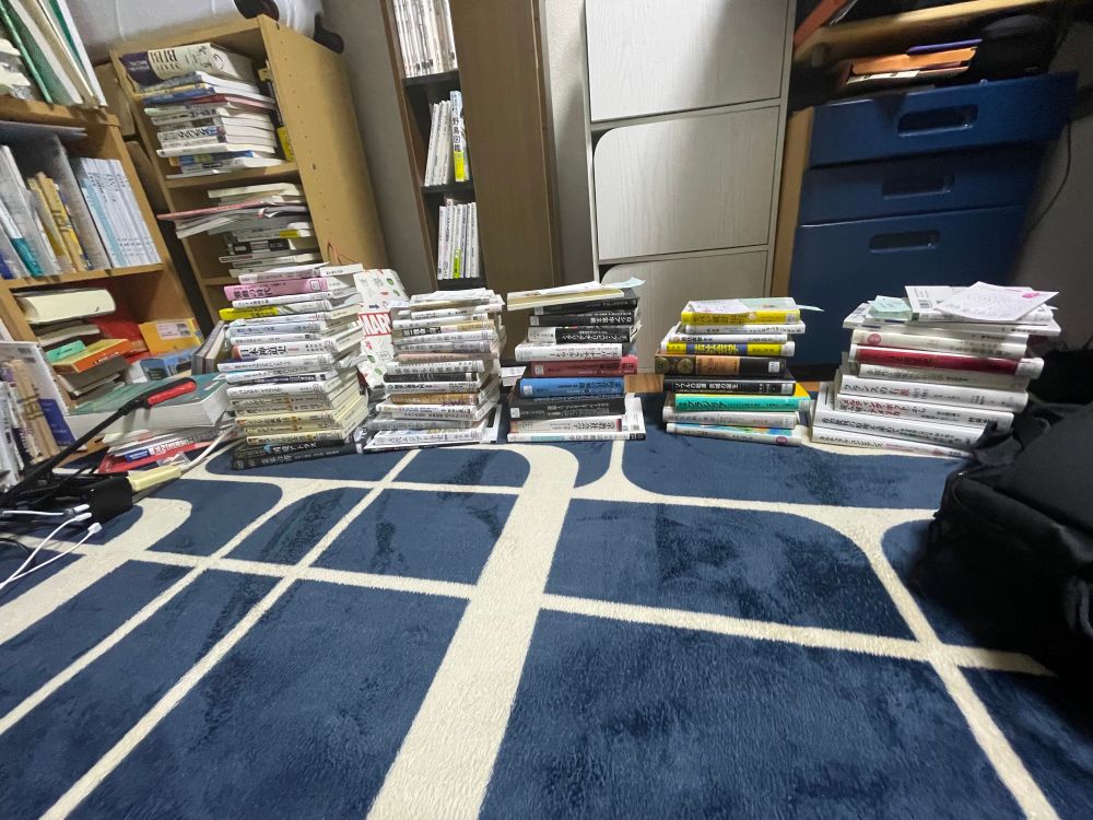 図書館で借りた本〔一部〕が並べ置かれている