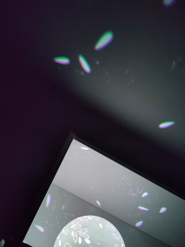 Ein Nachtlicht im Buchregal. Lichtovale mit Phasenverschiebung 