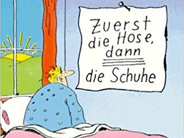 Gary Larson Comic. Ein Mann im Schlafanzug sitzt auf dem Bett. Die Sonne geht gerade auf. Er beobachtet ein Schild auf dem geschrieben steht: Zuerst die Hose, dann die Schuhe.