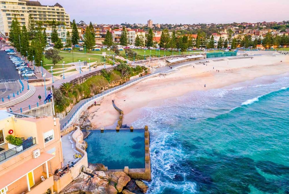 coogee beach with its turqoise blue waters 