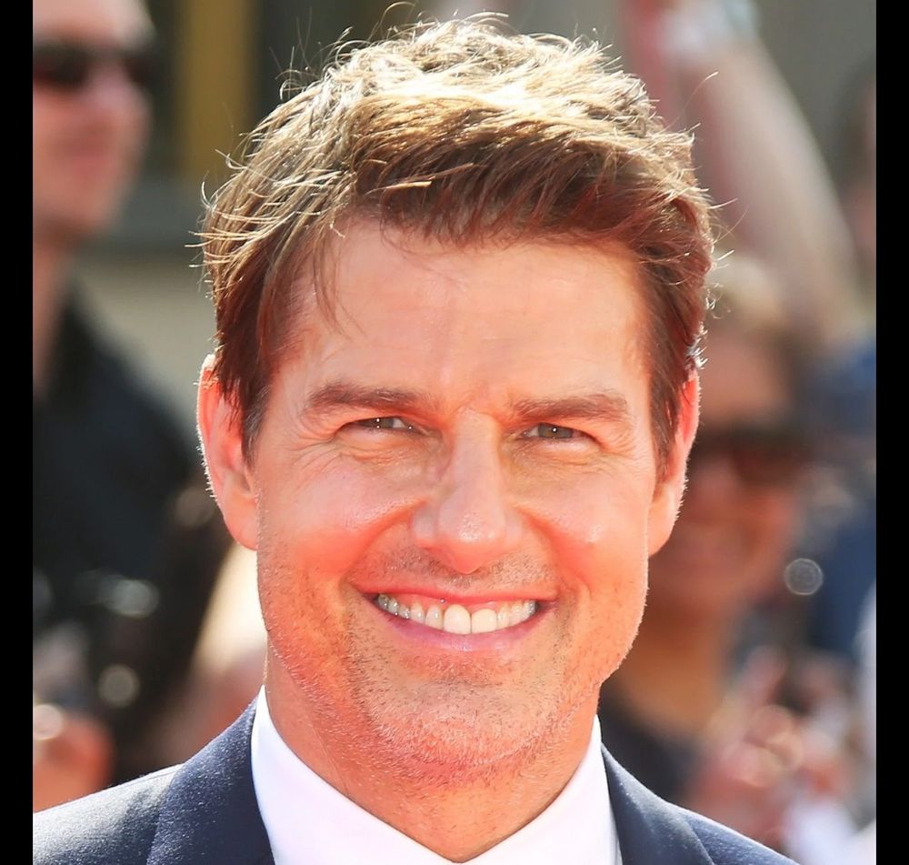 Encore une photo de Tom Cruise avec les cheveux courts. La dent est toujours en plein milieu 