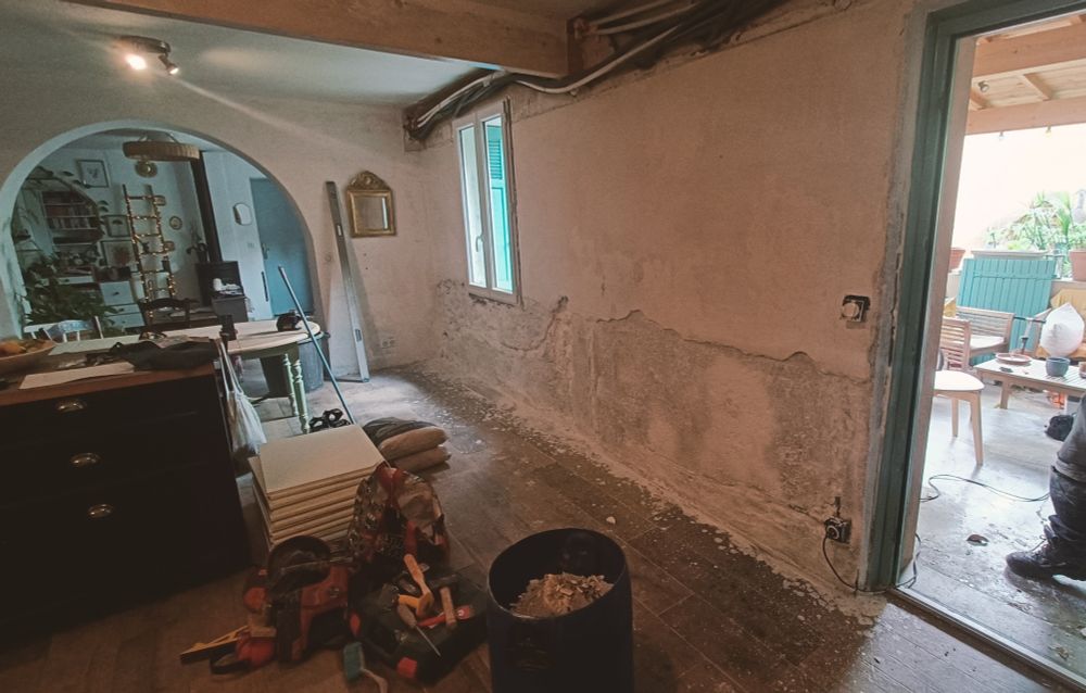 Le mur de ma sal(l)e à manger/cuisine après badigeon avec le sol dégueulasse comme jamais