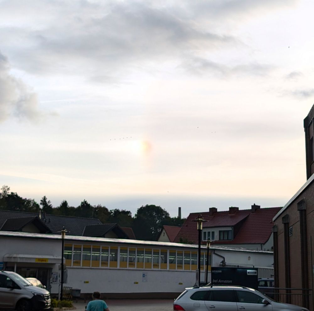 Richtung Osten: eine blasse Nebensonne, spektrale Erscheinung neben der Sonne 