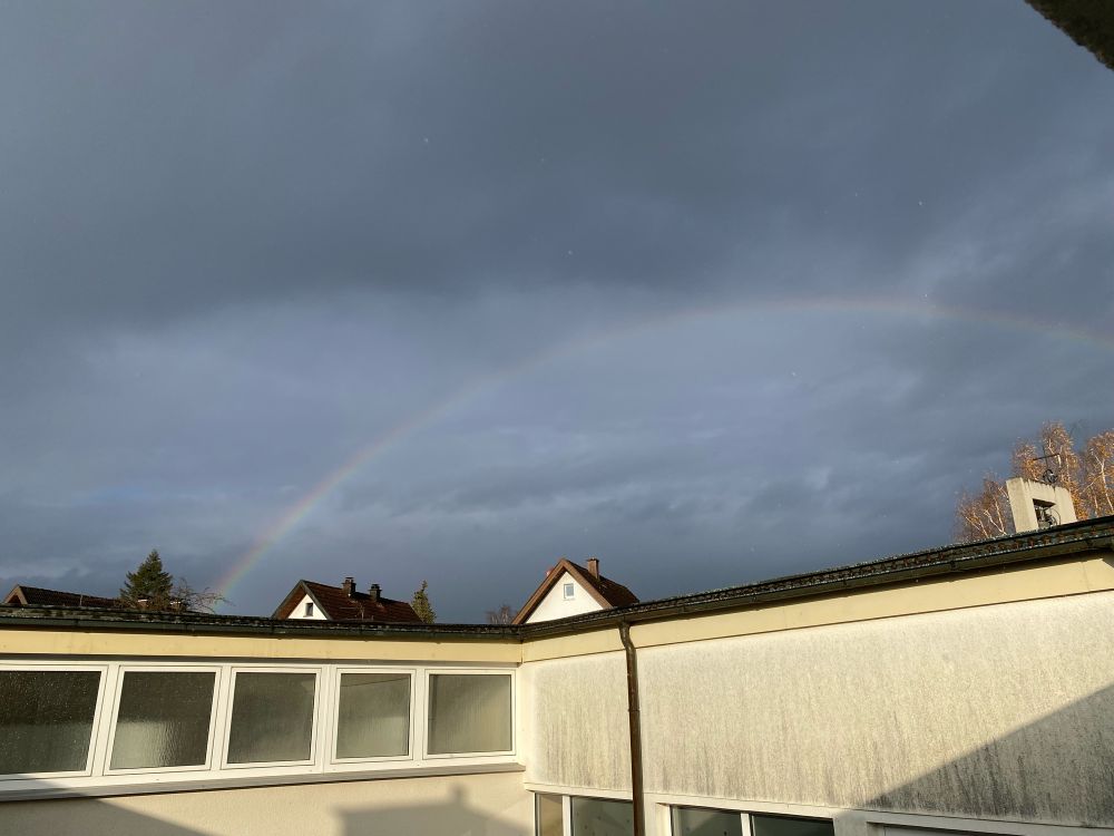 Regenbogen über Häusern