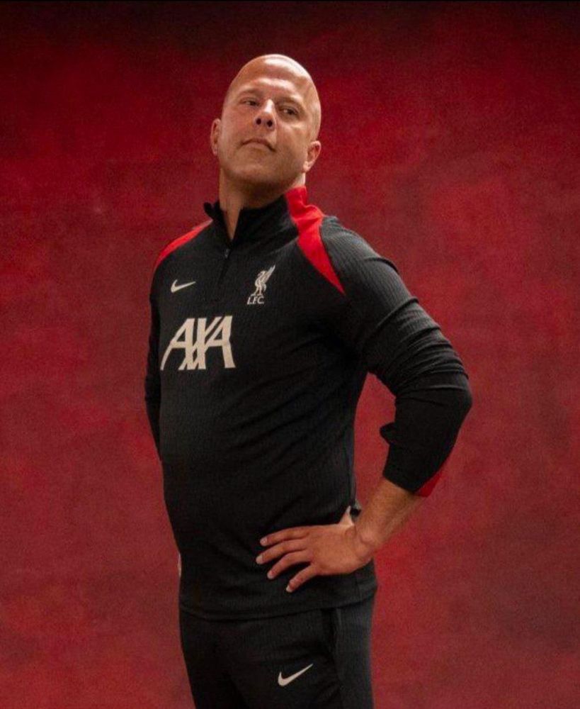 Arne Slot posing all sassy