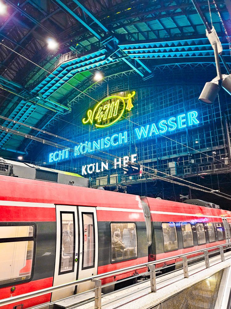 Köln Hbf und die große 4711 Echt Kölnisch Wasser Leuchtreklame.
Davor steht der RE9 Richtung Siegen, ein Talent 2, der hier auch bald auf dieser Linie verschwinden wird.