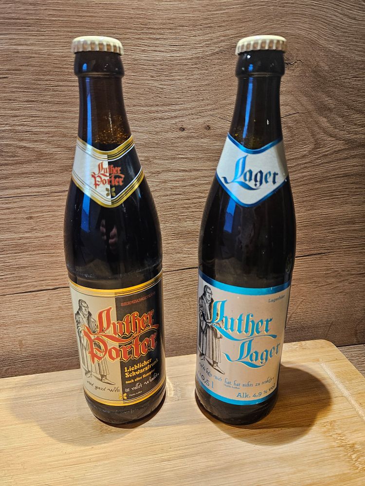Zwei Flaschen Bier. "Luther Porter" (Lieblicher Schwarztrunk) und "Luther Lager"
