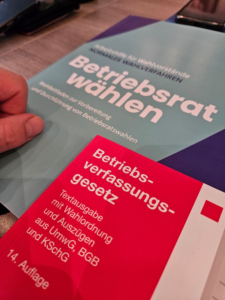 Unterlagen zur Schulung für Wahlvorstände für Betriebsratswahlen und ein Betriebsverfassungsgesetz