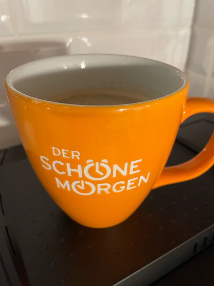 Kaffeebecher von Radio Eins mit dem Aufdruck Der Schöne Morgen