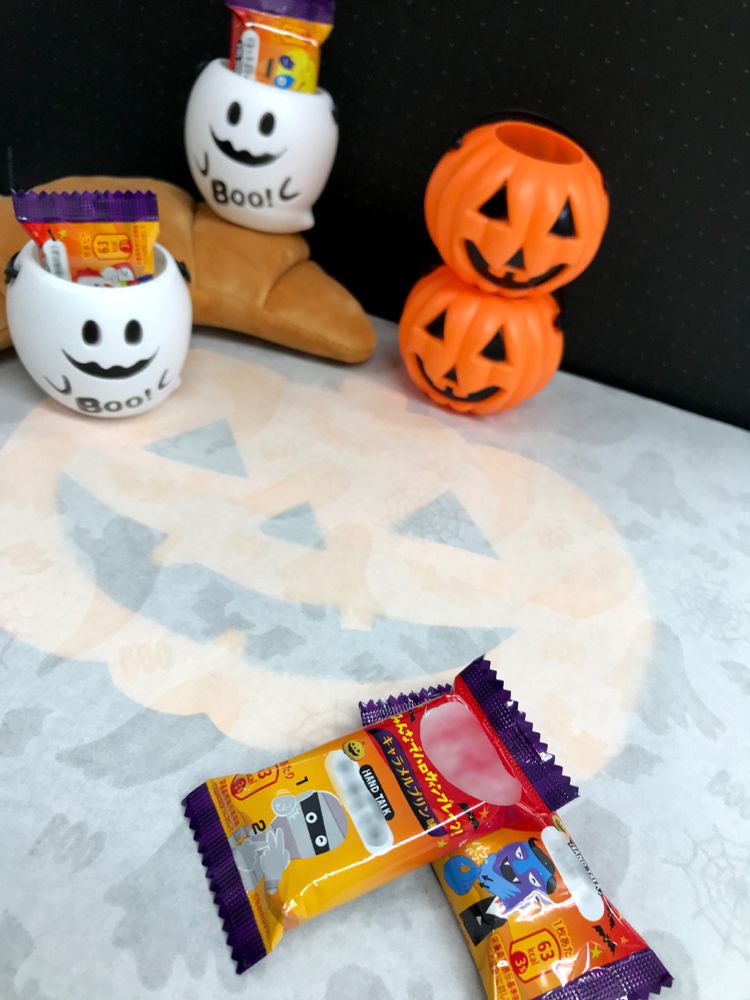 透かし印刷を施したハロウィン柄の包装紙です。印刷だけでシルエットで透かすことができる【透かし印刷】。包装紙だけではなく、のし紙やスリーブ、レターヘッドにもおすすめです。ご相談は株式会社藤和まで。