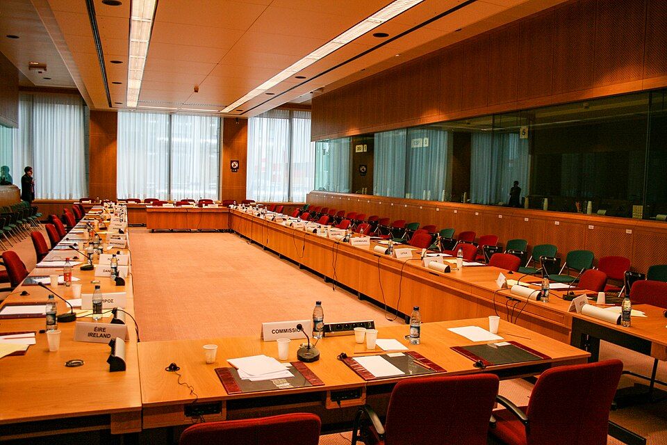 https://sv.m.wikipedia.org/wiki/Fil:Meeting_room_for_working_groups.JPG