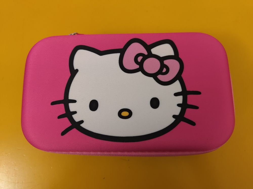 Pinkki Hello Kitty -kynäpenaali. 