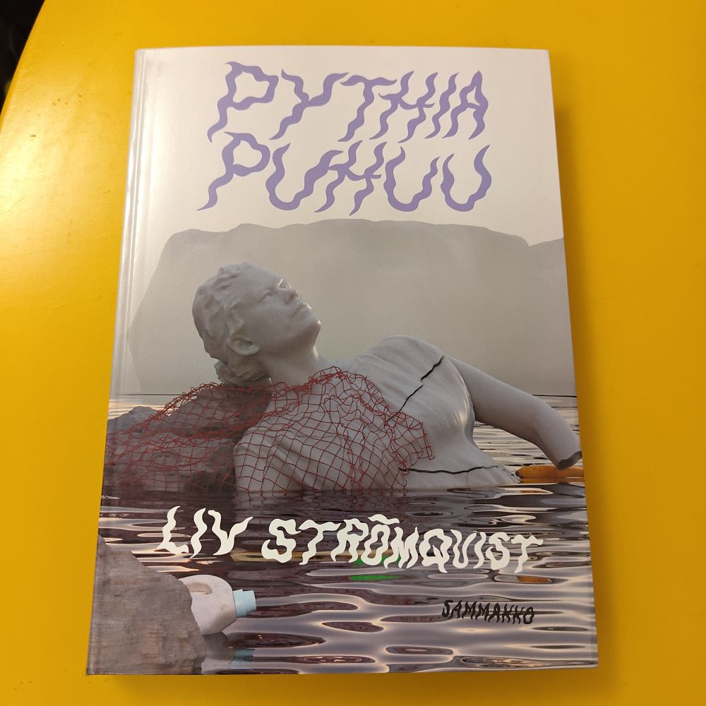 Liv Strömqvistin Pythia puhuu -sarjakuvan kansi, jossa särkynyt naishahmoa esittävä patsas osin veden alla, nojaa kiveen ja jonka päällä on punainen kalastusverkko. 