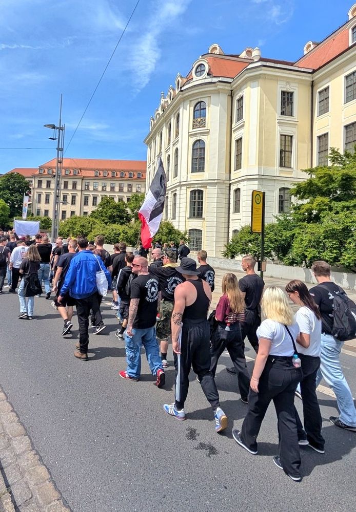 Neonazi-Aufmarsch der zurück zum Bahnhof läuft 
