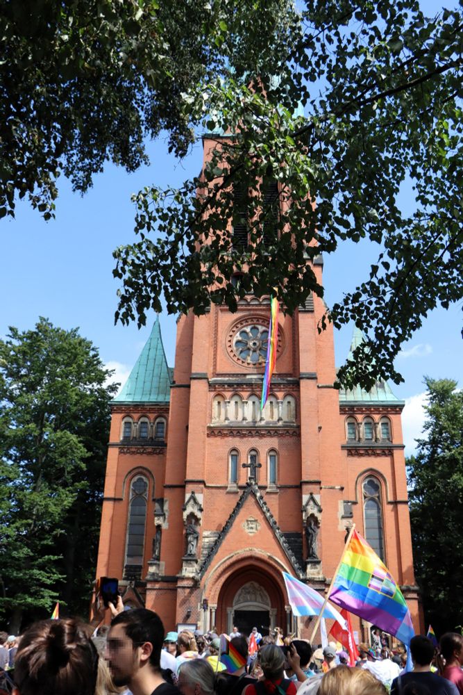 Maria-und-Martha-Kirche in Bautzen an der eine Regenbogenfahnen hängt. Vor dieser Kirche sammelten sich die CSD Teilnehmer:innen.